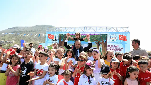 Başkan Yalçın: ''Hayatta bir çocuğun gülümsemesinden daha büyük bir mutluluk, kalbinden daha geniş bir mekân yoktur''