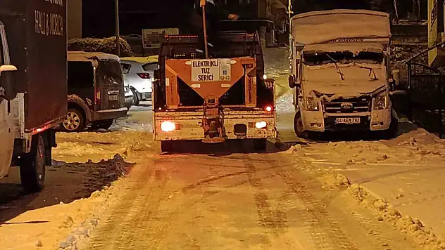Battalgazi Belediyesi'nde tuzlama ve kar küreme çalışmaları aralıksız devam etti