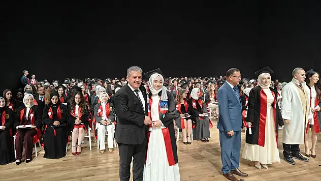 Bayar Özsoy kızının diplomasını elleriyle verdi