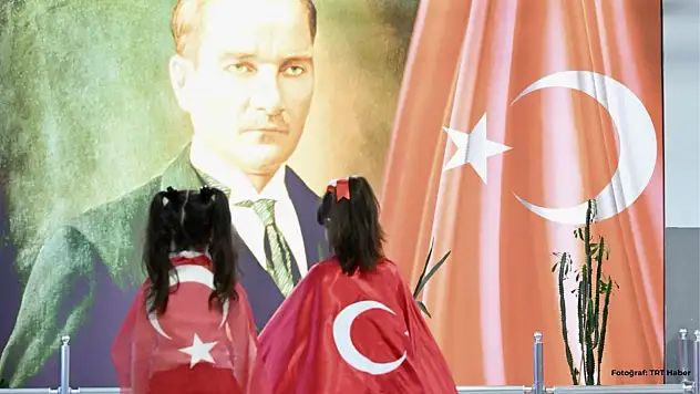 ''Bayrak Sevgisi'' teması nedir?
