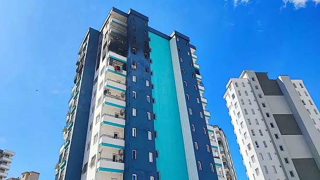 Adana'da bir apartmanın 10'uncu katında çıkan yangın iddiaları beraberinde getirdi