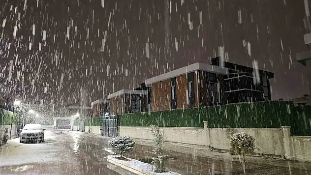 Beklenen kar yağışı başladı! Kayseri beyaza büründü
