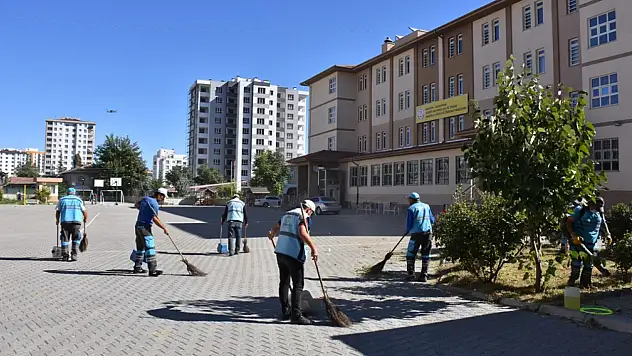 Belediye Ekipleri Okulları Yeni Eğitim Yılına Hazırlıyor