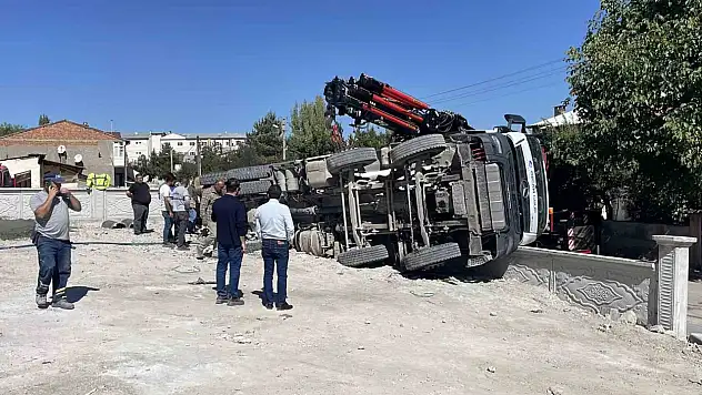 Sivas'ta beton mikseri devrildi! Sürücü yaralandı...