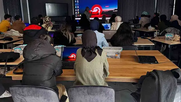 Bilişim Akademisi'nde geleceğin öğretmenlerine eğitim!