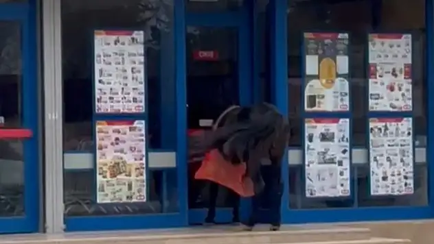 BİM'in kapısına at bağladılar