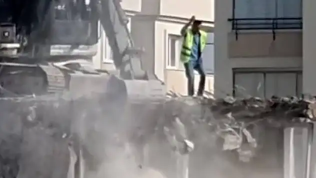 Bina yıkılırken o damda dans etti