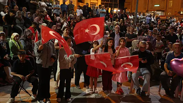 Binler tek meydanda buluştu! Geceye Yusuf Alper Güllü damga vurdu