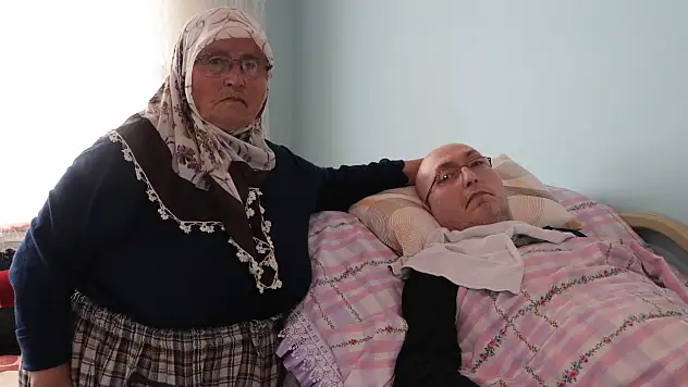 Bir anne, bir ömür: 16 yıldır yatağa bağımlı oğlunun yanında!