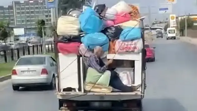 Adana'da tehlikeli yolculuk: Biri kendini kamyonete bağladı!