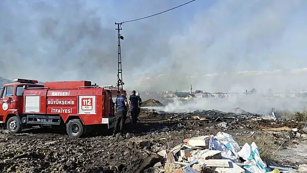 Arazide çıkan atık yangını söndürüldü