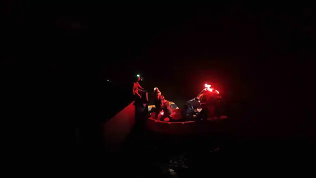 Botla açılan 3 kişi  gölde mahsur kaldı!