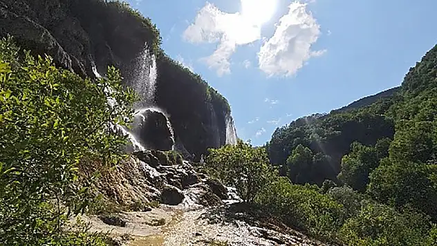 Bozkırın ortasında ıcaktan bulananlar oraya koşuyor