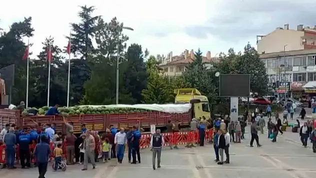 Kayseri'de karpuz kuyruğu! Hayır için dağıtılan karpuzlara yoğun ilgi