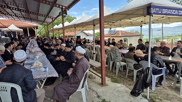 Yağmurun ardından köy halkı mezarlıkta toplandı