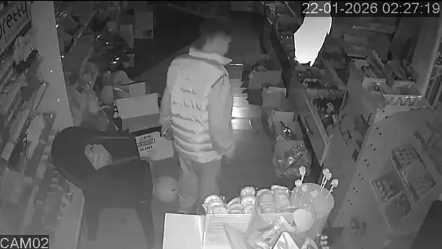 Büfeye giren çocuk top aldı: Büfe sahibi şikayetçi olmadı!