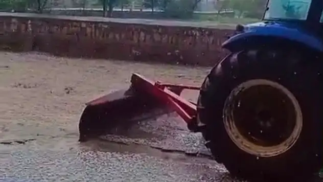 Bünyan'da aniden bastıran şiddetli dolu yağışı ekili tarım arazilerini vurdu