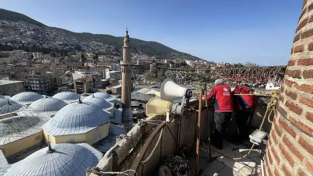 Bursa Ulu Cami'de Ramazan Mahyası Asılmaya Başlandı