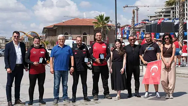 Denizde 660 metrekarelik Türk bayrağı açıldı