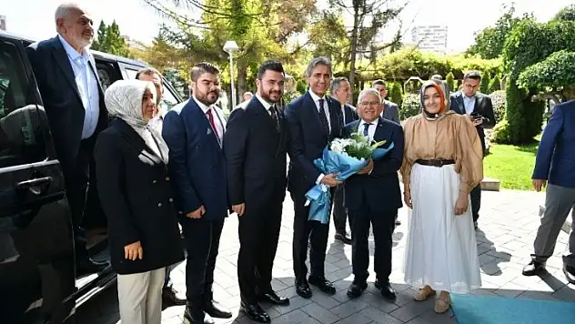 Büyükkılıç, AK Parti Genel Başkan Yardımcısı Demir'i çiçeklerle karşıladı!