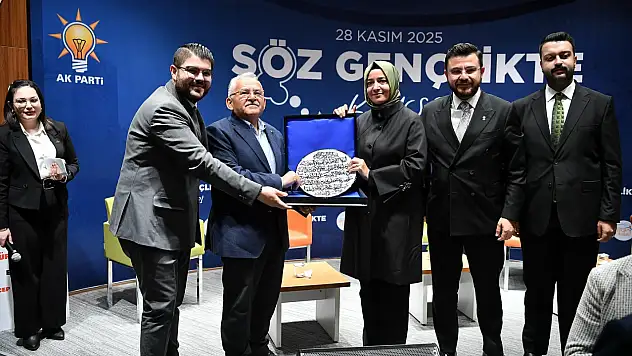 Büyükkılıç ve Sayan Kaya gençlerle söz gençlikte buluşmasında bir araya geldi