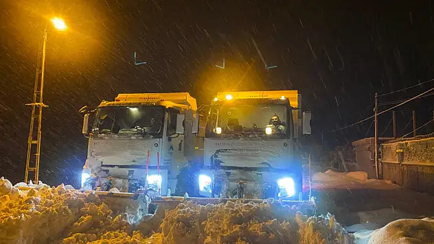 Büyükşehir Belediyesi teyakkuza geçti: Onlarca araçla çok sayıda yol ulaşıma açıldı!