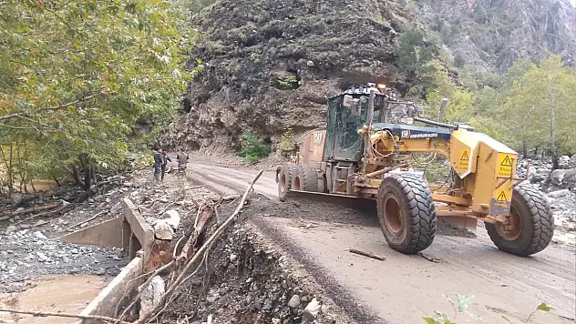 Büyükşehir'den Yahyalı-Kapuzbaşı yolundaki taşkına hızlı müdahale