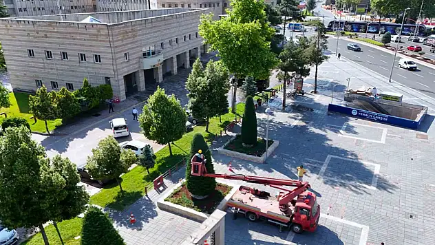 Büyükşehirden kent estetiğine titiz dokunuş: Süs bitkilerine form budaması