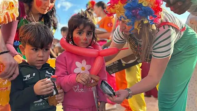 Çadırlarda zorlu yaşama kısa bir mola: Çocukların yüzü palyaçolarla güldü