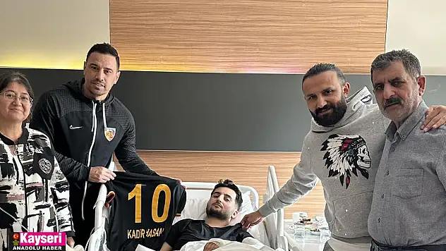 Çağdaş Atan, kendisini görmek isteyen depremzedeyi ziyaret etti