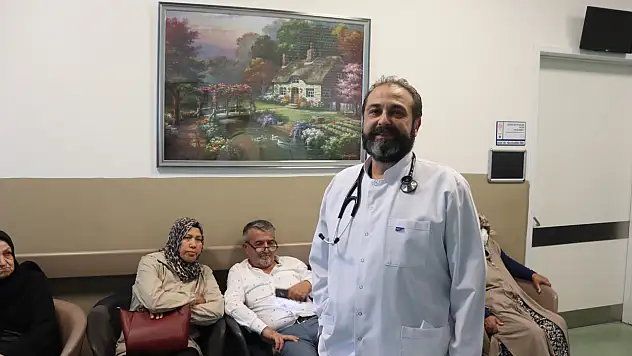 Çalıştığı hastanenin duvarlarını tablolarıyla süslüyor