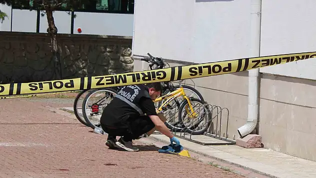 Cam silerken düştü: Ağır yaralı