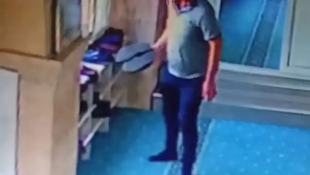 Camide ayakkabıları tek tek inceledi: Beğendiğini aldı götürdü!