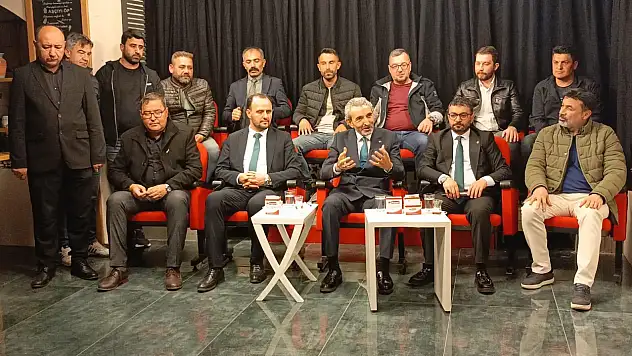 Canlı yayında sürpriz anlar: İşçiler stüdyoyu bastı