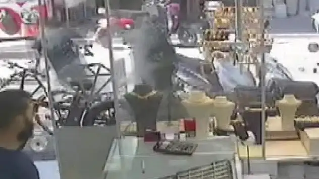 Kapkaça uğradı: Hırsızların peşinden koştu