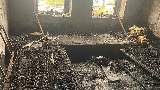 Çardak'ta evi kül olan aileye komşuları sahip çıktı!