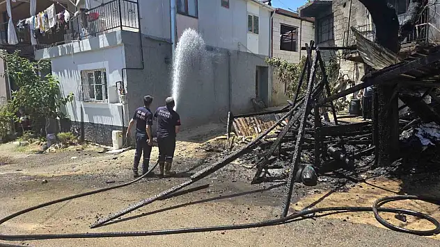 Adana'da Çardak Yangını Paniğe Neden Oldu