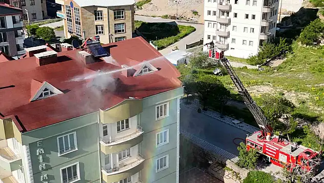 Nevşehir'de apartmanın çatı katı yandı