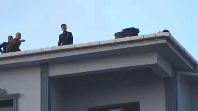 Adana'da boyacı krizi: Alacağını alınca çatıdan indi!