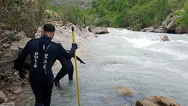 Adana'da Eğlence Çayı'nda akıntıya kapılarak kaybolan Ömer Alptekin hala aranıyor