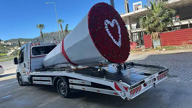 Çekicinin vincini 777 gülle donattı: Bakın kime hediye etti?