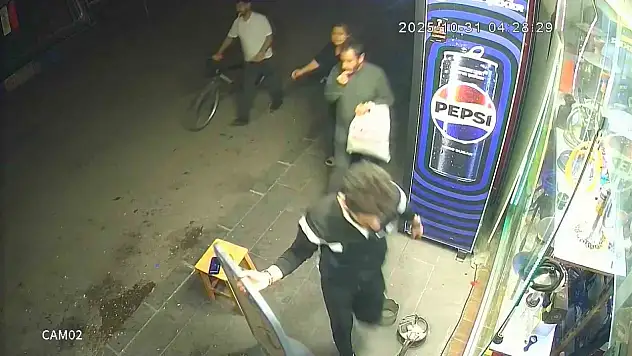 Çekirdek çitlerken telefonu çaldı: İfadesi pes dedirtti!