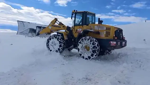 Cenaze aracı yolda kaldı, iş makineleri harekete geçti!