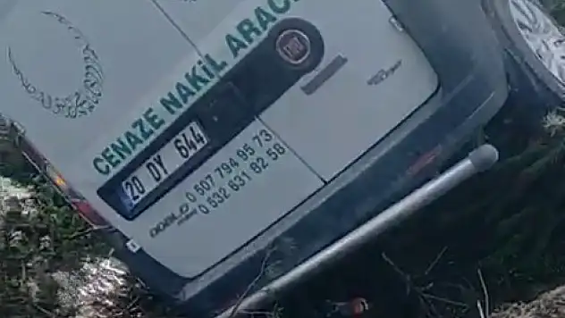 Cenaze nakil aracı kaza yaptı: İki kişi yaralandı!