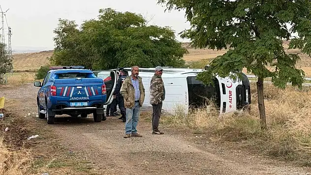 Cenazeye giden minibüs devrildi: 8 yaralı!