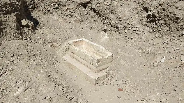 Çalışmada çıkan lahit, inşaatı durdurdu