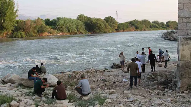 Ceyhan Nehri'ne giren 2 çocuk akıntıya kapılarak kayboldu