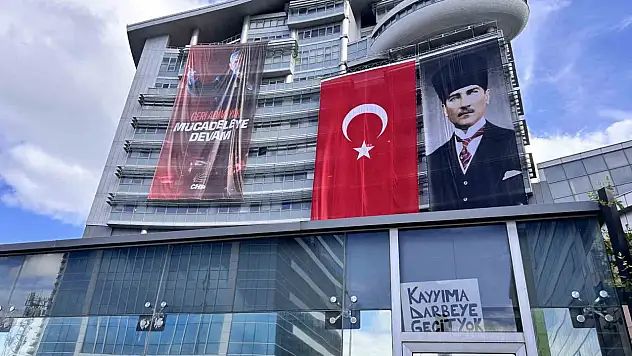 CHP'de kriz büyüyor: Genel Merkez önünde ortalık karıştı