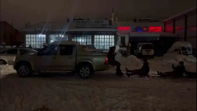 Çıraklar ve usta, karda eğlenceye ortak oldu