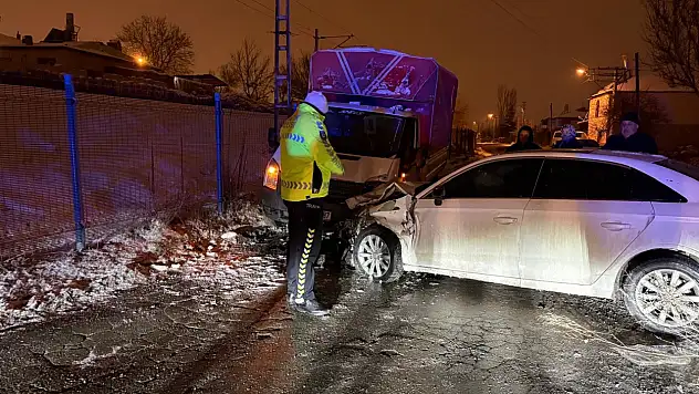 Cırgalan'da talihsiz kaza - İki araç kafa kafaya girdi: 3 yaralı